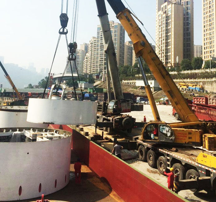 淮上吊车作业中