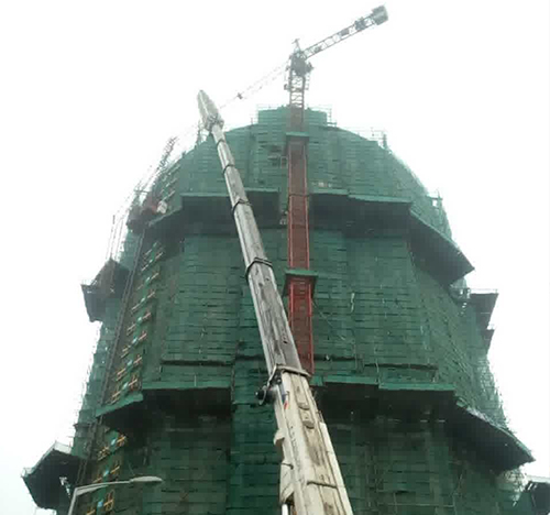 淮上吊车在工地上作业